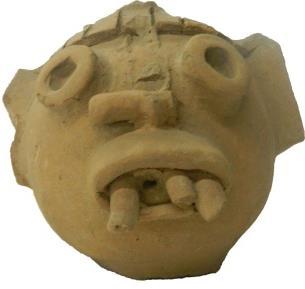 Tlalixcoyan Botellón en barro donde se representan con anteojeras, cuatro colmillos, nariguera, resaltes laterales al parecer de forma rectangular.