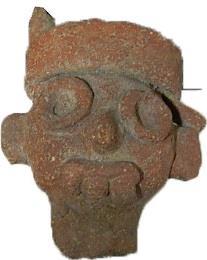 Córdoba Pieza con anteojeras, nariz, tres colmillos, bigotera y banda en la frente.
