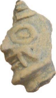 Orizaba Fragmento de figurilla cefalomorga manufacturada de perfil con anteojeras, nariz, bigotera y un colmillos.
