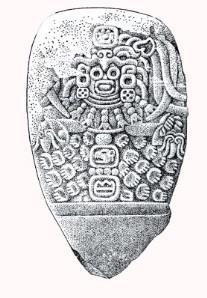 Cerro de las Mesas Estela donde se representa un personaje con un elaborado tocado, anteojeras, orejeras, collar, manos agarrando maíz, conchas y lo que parecieran tres glifos colocados de manera