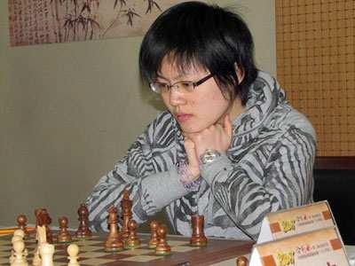 es admirable que superara en la última ronda con aparente facilidad al favorito, Wang Yue, precisamente castigando la Defensa Eslava de su oponente. impuso la Gran Maestra Zhang, Xiaowen (2.