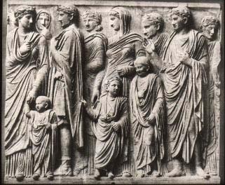Introducción La familia romana tiene una estructura diferente a la que ahora se conoce, puesto que incluye no solamente a la familia inmediata, es decir, papá, mamá e hijos, como en la actualidad,