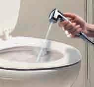 Il forte getto delle docce idrogetto facilita la pulizia del WC. No more need of your old Toilet brush holder!