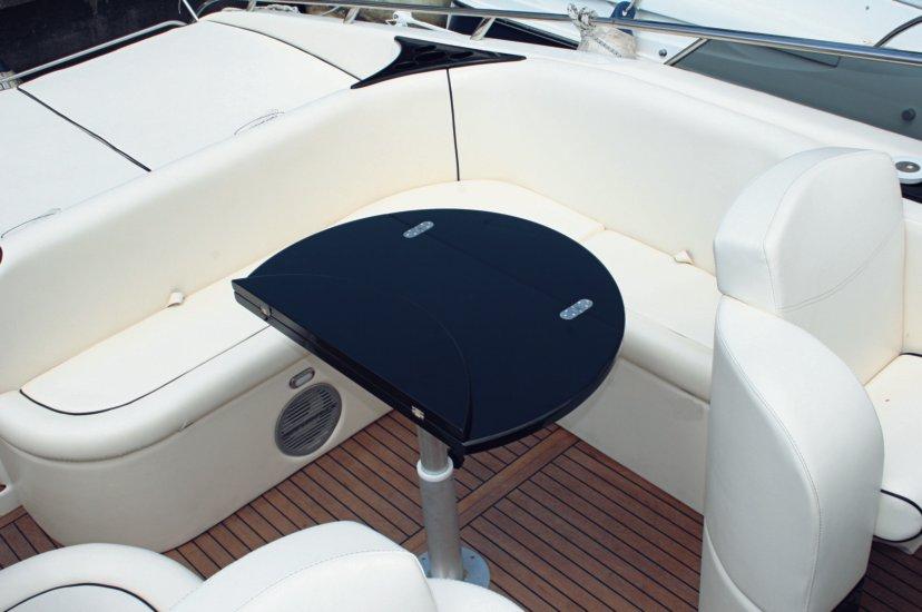 El asiento del puesto de gobier tiene un diseño y ergomía que recuerdan claramente a las embarcaciones de competición. Ofrecen un excepcional agarre y la posibilidad de pilotar semialzado.