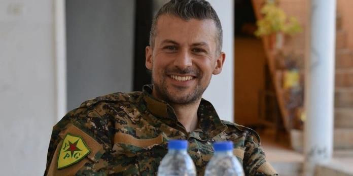El periodista y combatiente Fîraz Dağ caen mártir luchando contra ISIS Mehmet Askoy (Fîraz Dağ), fundador y redactor del reconocido medio Kurdish Question, cayó mártir en la ciudad de Raqqa, en medio