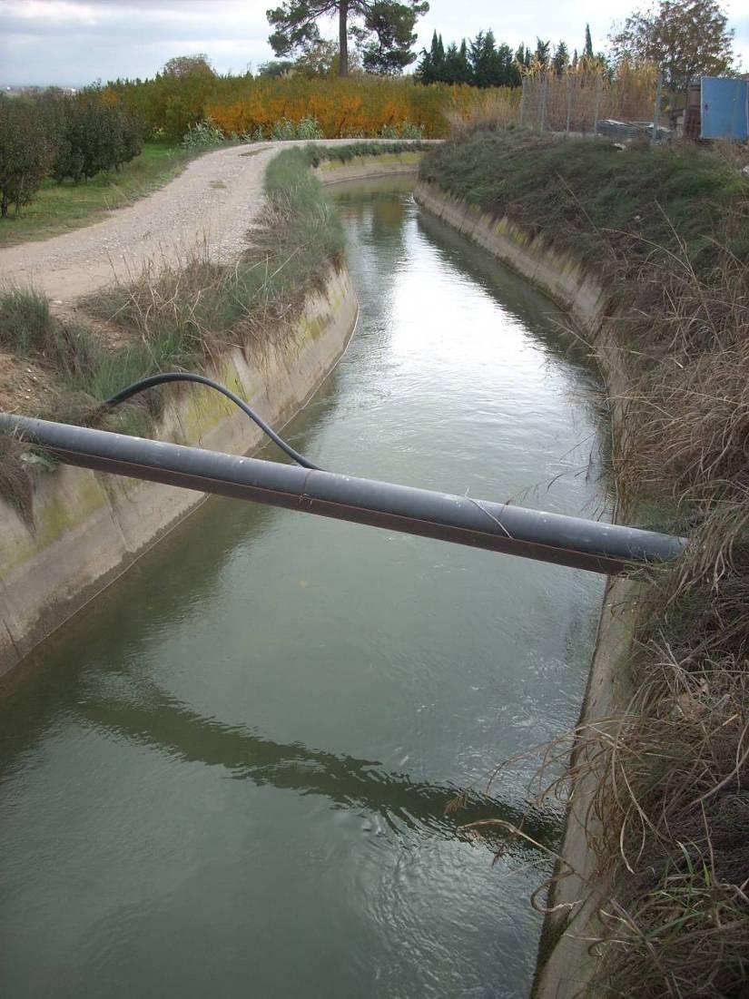Canal de Pinyana, aigües avall, vist des del seu creuament