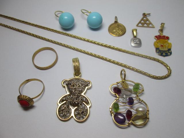 TOUS), unos con piedras; un piercing de oro con piedras; una medalla de oro; un colgante de oro bicolor