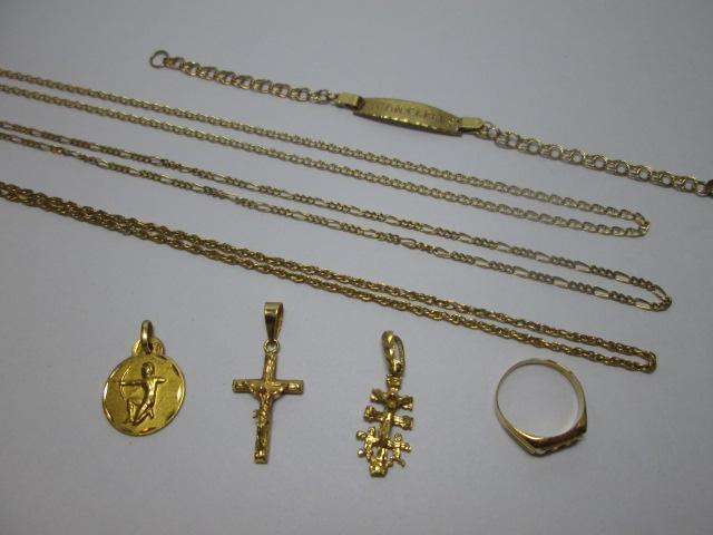 SI1-H (Tatum 10,5); una cadena y una medalla, de oro.