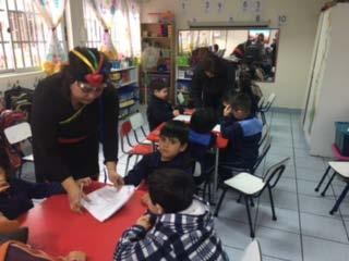 Los niños de esta institución, pudieron compartir con la escritora: Estela Socías Muñoz, durante hora y media, la actividad consistió en mostrar a los pequeños