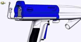 Levantar la parte posterior del cuerpo de la pistola (11) para desencajarla de la empuñadura y a continuación empujar el cuerpo hacia delante para separarlo de la
