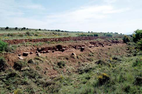 tramo de la vía romana identificado bajo el lindero de una parcela, situada en el pago de Valdemizara (Sasamón, Burgos), junto al Camino Viejo de Sasamón a Burgos, que afecta a un tramo de 14 m de