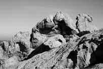 esquistos i de l erosió de tipus taffoni en les granodiorites i les pegmatites. Aquestes formes d erosió són el resultat de l acció de l aigua i també del vent.
