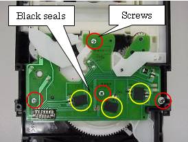 Se muestran 4 imágenes para el posicionamiento, tenga cuidado de que al colocar la tarjeta no rompa los switches. (Fig. 1.25). 6.