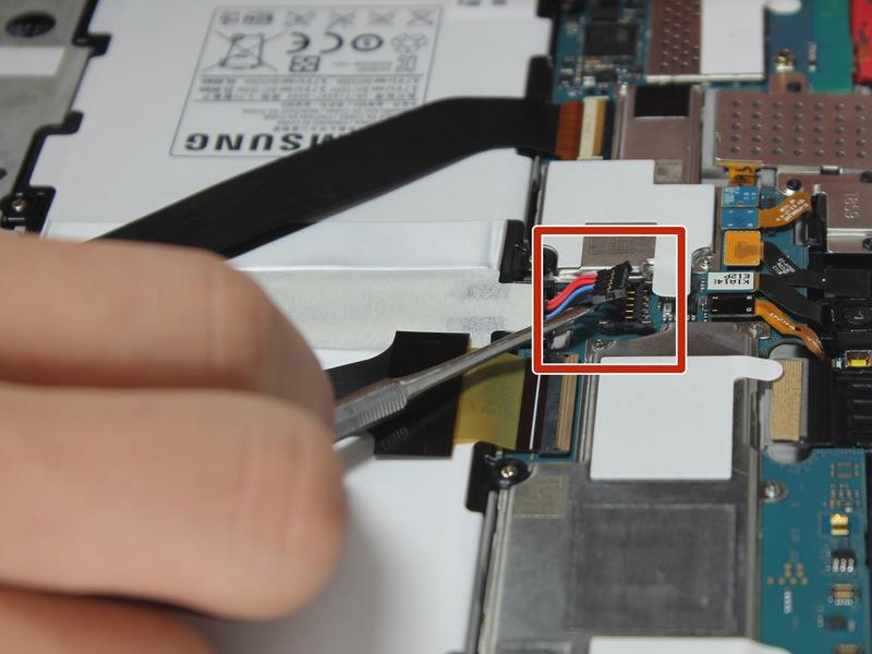 La conexión entre la batería y la placa base es un grupo de cuatro cables en la vivienda negro que se pueden encontrar cerca de la mitad superior del