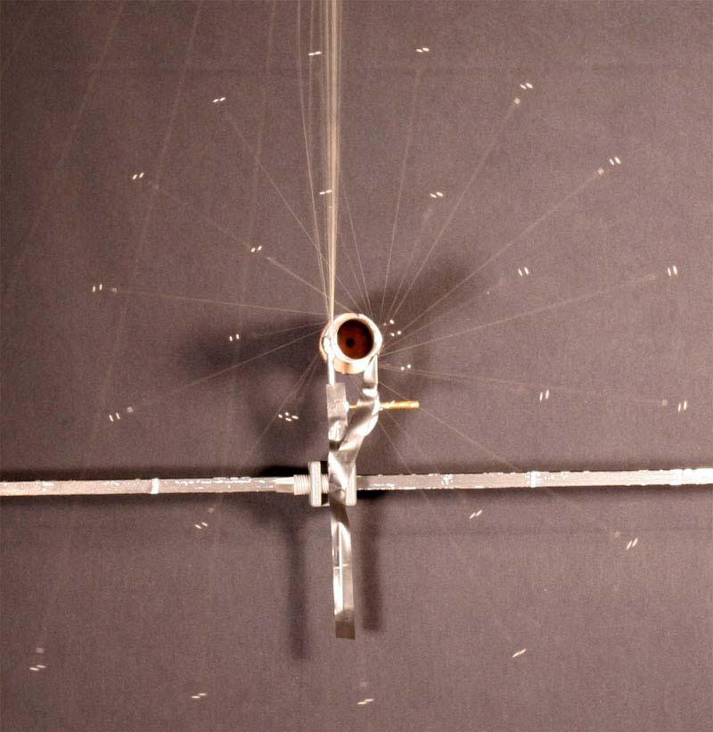 Material Péndulo formado por una cuerda y una bola de hierro. Cámara fotográfica Reloj digital Estroboscopio (círculo con dos ventanas equidistantes.