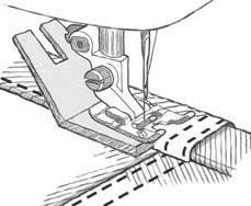 Costura Baje el prensatelas y pise el pedal. El movimiento de la aguja hacia la izquierda debe alcanzar apenas el borde de la tela doblada.