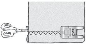 La aguja puede chocar con el prensatelas ladeado y romperse. Utilice la placa de separación para contrarrestar la altura del dobladillo mientras cosa.