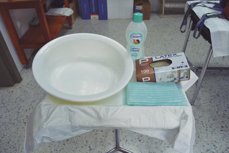 Capítulo 2. Procedimientos relacionados con el cuidado de higiene 29 2.3. Ordena el siguiente protocolo de aseo en ducha: 1.
