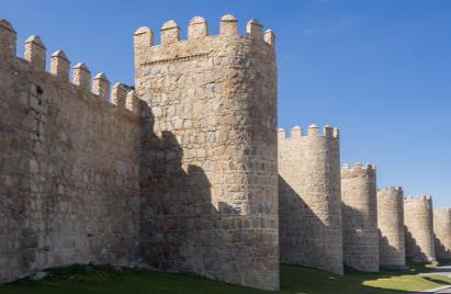 Muros de piedra circundan el bien preservado Old Town donde el