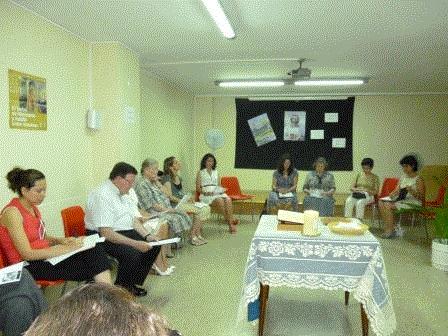 A las18:00 Susana Peredo hizo lectura de la Memoria de Actividades 2011-2012 de la parroquia.