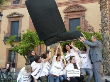 En Sevilla se convocó un acto de calle en la Puerta de Jerez coorganizado con la Alianza Andaluza contra la