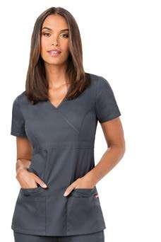 85906 85820 A Contemporary fit, empire waist, mock wrap top. An instrument loop on the left pocket. Referencia ref.