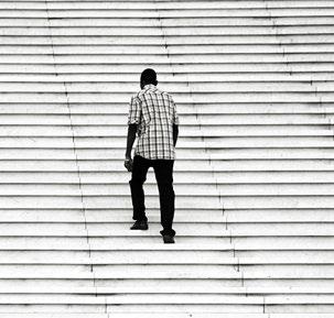 Algoritmo para subir una escalera según Julio Cortázar Algoritmo escalera Persona al pie de una escalera Persona en lo