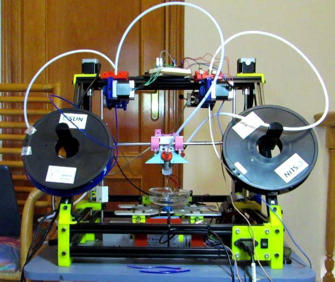 Implementació d'un capçal extrusor de tres colors per a la impressora BCN3D Sigma Pàg. C.3. Realització de les proves 2 5 3 4 Fig. C.3-I. Impressora prototip.