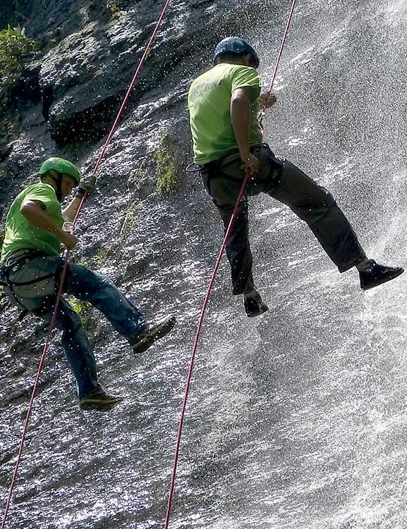 Agua, roca y adrenalina Descripción: Vive una gran experiencia descendiendo la cascada Barandilla, ubicada en la vereda Río Suarez municipio de Puente Nacional; Con una altura de 30 metros y