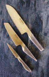 Global Los cuchillos GLOBAL están hechos con el más fi no acero inoxidable. A la hora de confeccionar las hojas se utiliza el CROMOVA, siendo % el porcentaje de Cromo que hay en el acero.