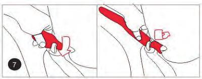Paso 5 Coloque la correa de hombro del cinturón entre la ranura guía ubicada en el borde