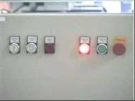 e) Revisar que la parada de emergencia estén en off (del panel de control). f) Presionar el botón Controller On (pulsador verde) del panel de control. g) Presionar el botón Reset del panel de control.