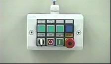d) Girar la llave de encendido del gabinete de control. e) Presionar en el panel de operación el botón Controller On.
