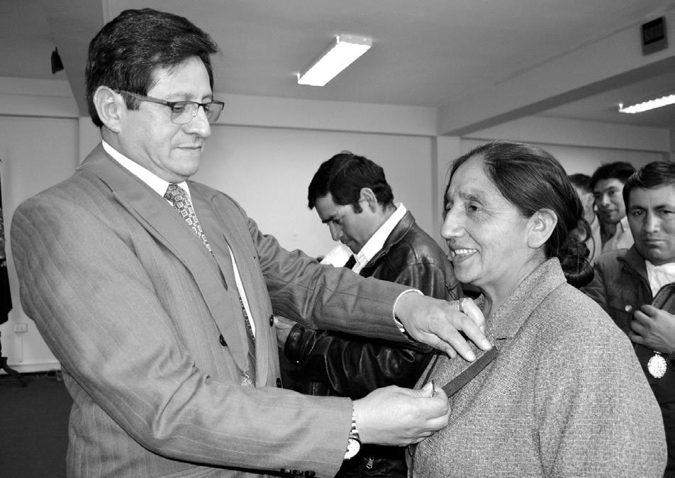 55 Jueces de Paz del Distrito Judicial de Cajamarca, fueron juramentados por su Titular de Justicia, Gustavo Álvarez Trujillo, quien además les colocó la medalla de plata que los identifica como