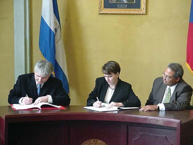 La Viceministra de Relaciones Exteriores, Dra. Bertha Marina Argüello, durante la firma de un Convenio de Cooperación.