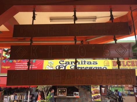La Oaxaqueña RESEÑA: La Oaxaqueña es un pequeño establecimiento que no solo se dedica a comerciar con productos de Oaxaca, sino que maneja un pequeño restaurante con comida oaxaqueña y poblana, en su