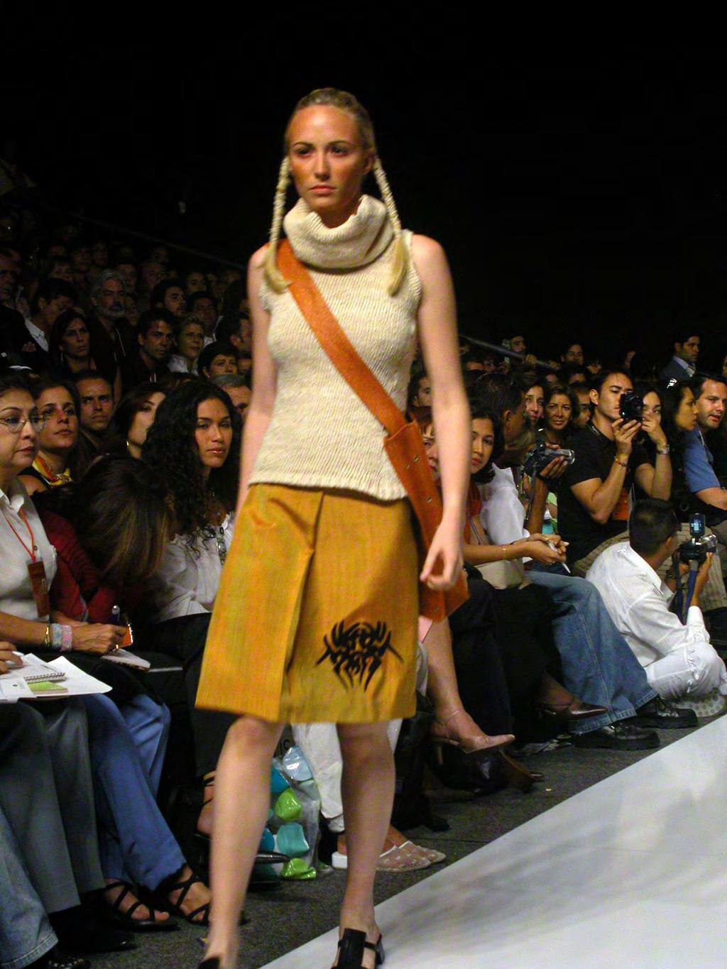El III Concurso Internacional de Diseño para la Artesanía Colombiana 2004, se realiza bajo un nuevo concepto al unir el Concurso Nacional con el Internacional en una única versión con el tema Moda y