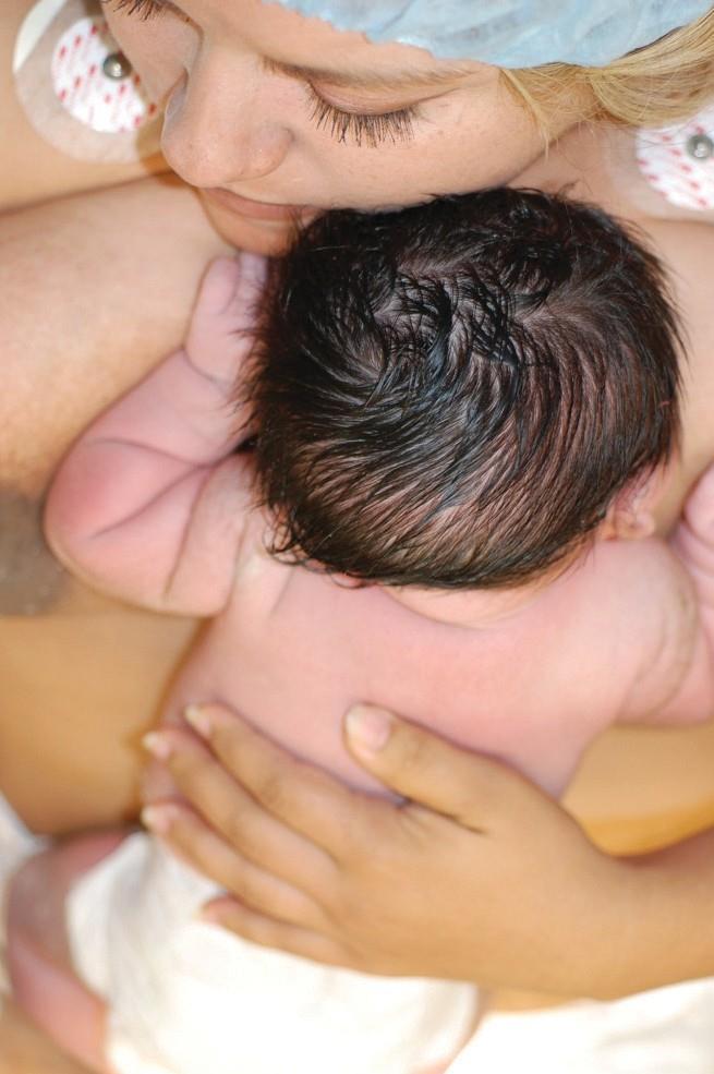 R e c o m e n d a c i o n e s 1. La evidencia clínica y científica establece que el contacto piel a piel entre la madre y el hijo recién n a c i d o d e b e s e r l a n o r m a 2.
