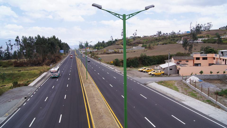 Histórica inversión en OBRAS VIALES Con una inversión aproximada de 160 millones de dólares se moderniza la infraestructura vial de Imbabura, beneficiando alrededor de 640 mil habitantes de la zona