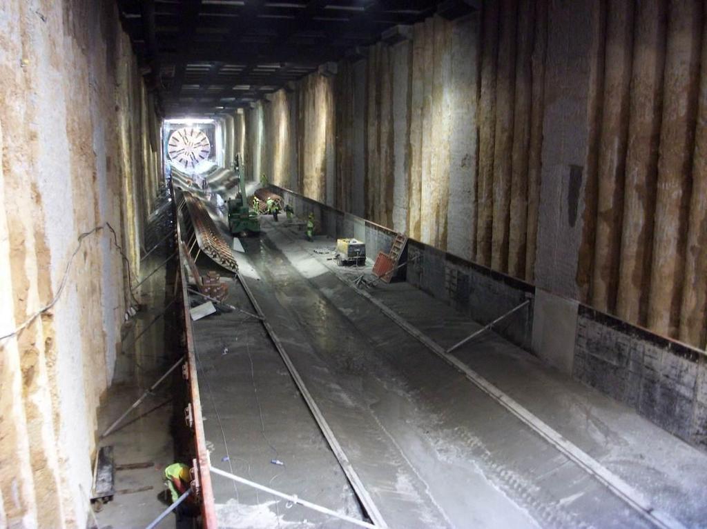 V CONGRESO DE 5/10 Fotografía 2: Vista del túnel central con la tuneladora al fondo arrastrándose por la cuna en construcción justo por delante de ésta.