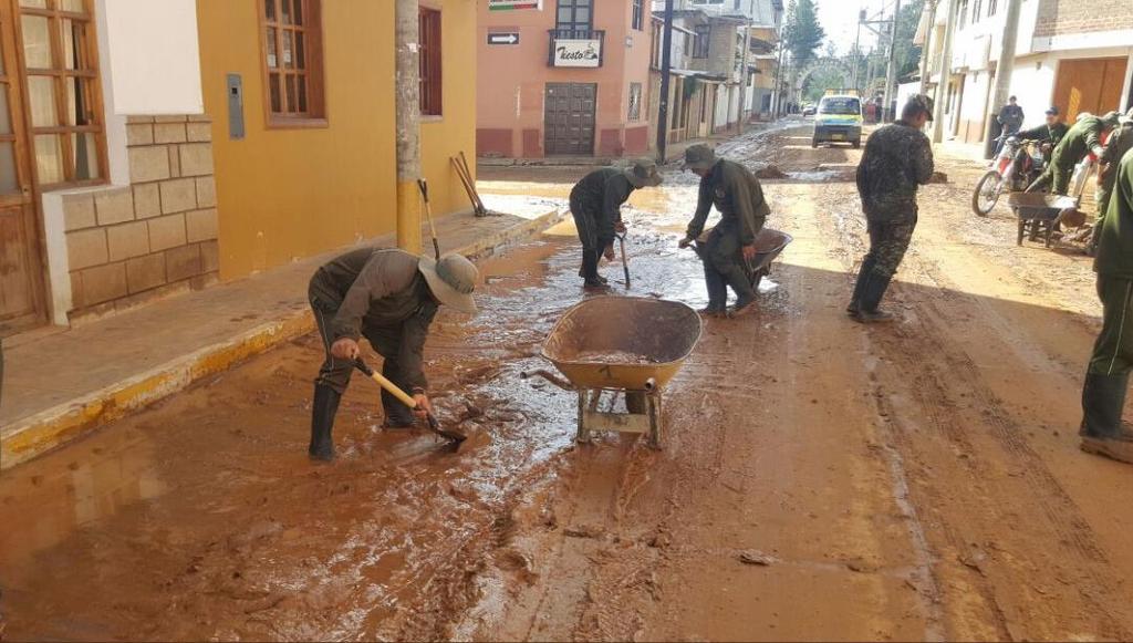 PRIMER BOLETÍN N 579/ 25-NOVIEMBRE-2017 / HORA: 11:00 AM Última información Cajamarca: Brigadistas del Ejército apoyan labores de limpieza en zonas afectadas por inundación en Baños del Inca Por