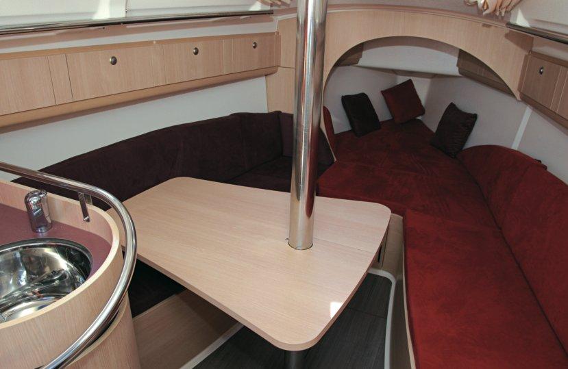 El espacio interior es polivalente y puede transformarse fácilmente en camarote o salón. La cocina, práctica y funcional, es un buen exponente del diseño interior realizado por Bertone.