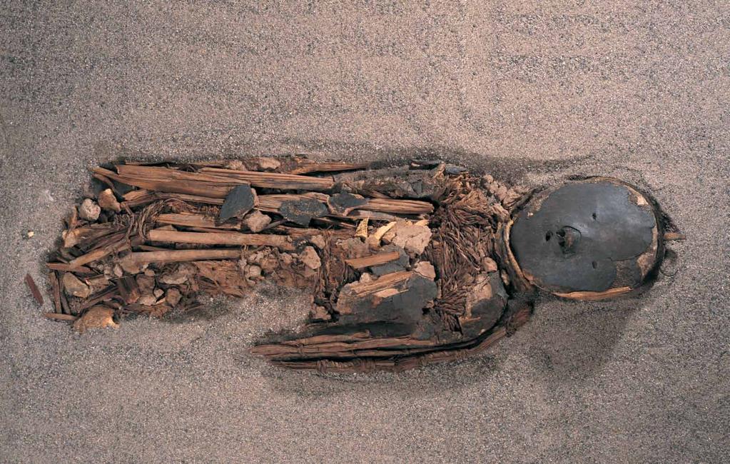 Momia de niño Hueso, madera, fibra vegetal, lana y arcilla