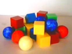 Tres piezas cuadradas rojas de madera, cuatro piezas cuadradas amarillas y cinco piezas cuadradas azules se ponen dentro de una bolsa de paño.