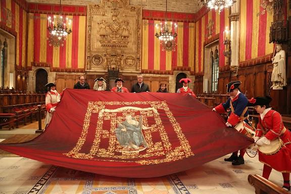 proclamant-lo rei amb el nom de Carles III, accedí a la petició dels consellers de Barcelona de restaurar plenament el privilegi d'autonomia militar de la ciutat, que havia perdut després de la fi de