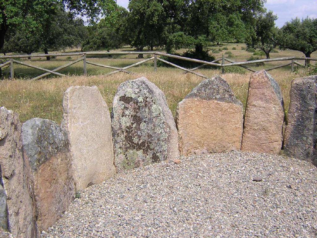 En las inmediaciones de este dolmen se encuentran otros restos que presumiblemente son tumbas, pertenecientes a una NECRÓPOLIS, que probablemente se podría fechar en una época posterior a la del