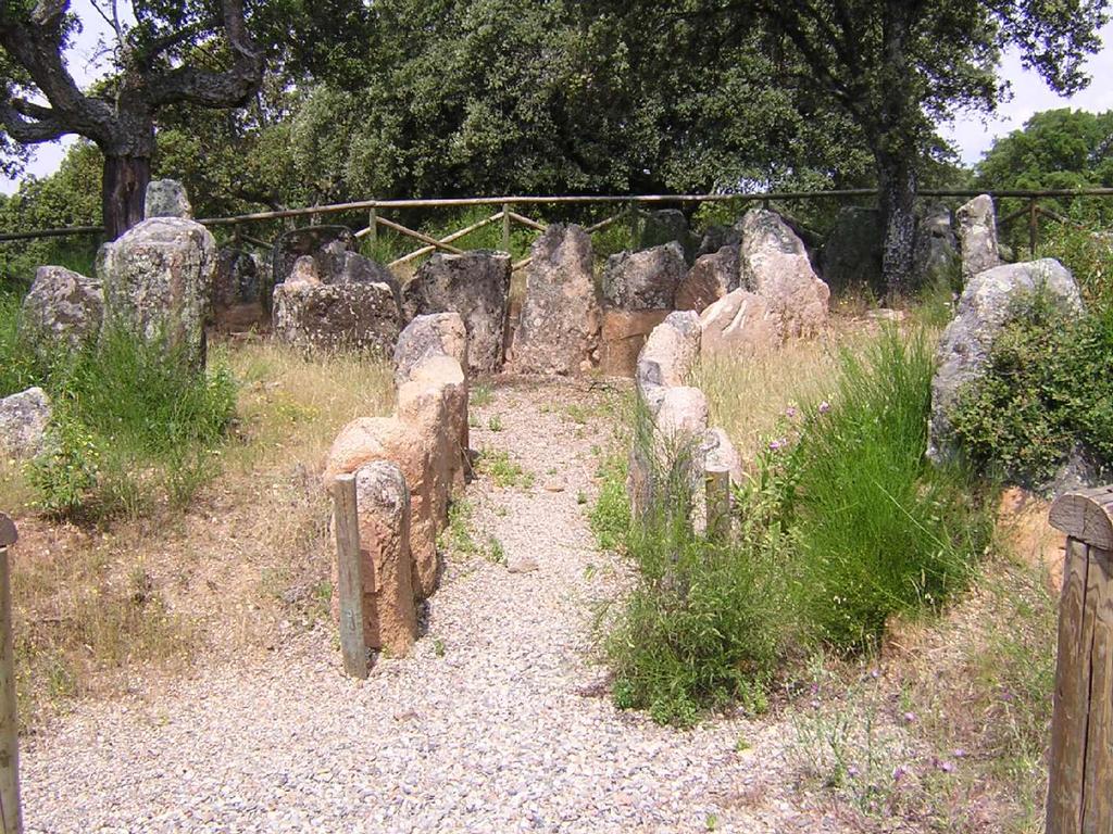 Los investigadores piensan que las sociedades que crearon estos monumentos megalíticos, era grupos dispersos que los utilizarían como un punto central y definidor de su territorio.