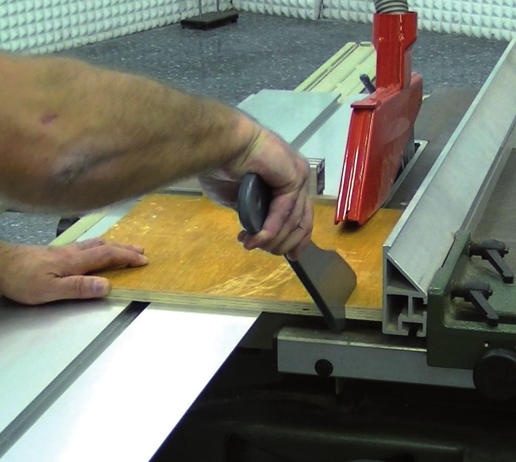 Máquina combinada para trabajar la madera-sierra circular. Corte con el disco accesible Utilizar la máquina sólo y exclusivamente para el corte de los materiales indicados por el fabricante.