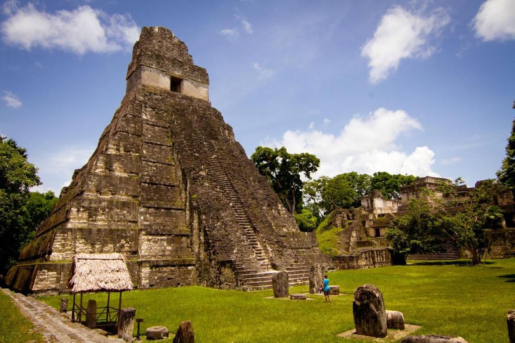 Desde Frontera con Belice, Tikal en grupo pequeño (3 a 6 pasajeros) Complejo Q Templo de la Serpiente Bicéfala (IV) El Mundo Perdido Templo del Sacerdote Jaguar (III) Templo de Las Mascaras (II) La