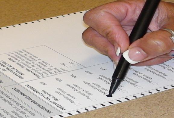 El Sistema de Votación Conforme con a la Acta Ayuda América Votar del 2002, el Condado de Volusia utiliza el Tabulador DS200 y el ExpressVote marcador dispositivo en cada lugar de votación.